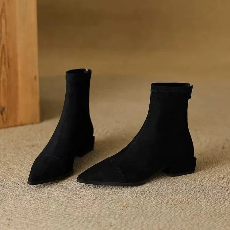 Delfina | Botines de Ante con Punta Fina y Tacón Bajo