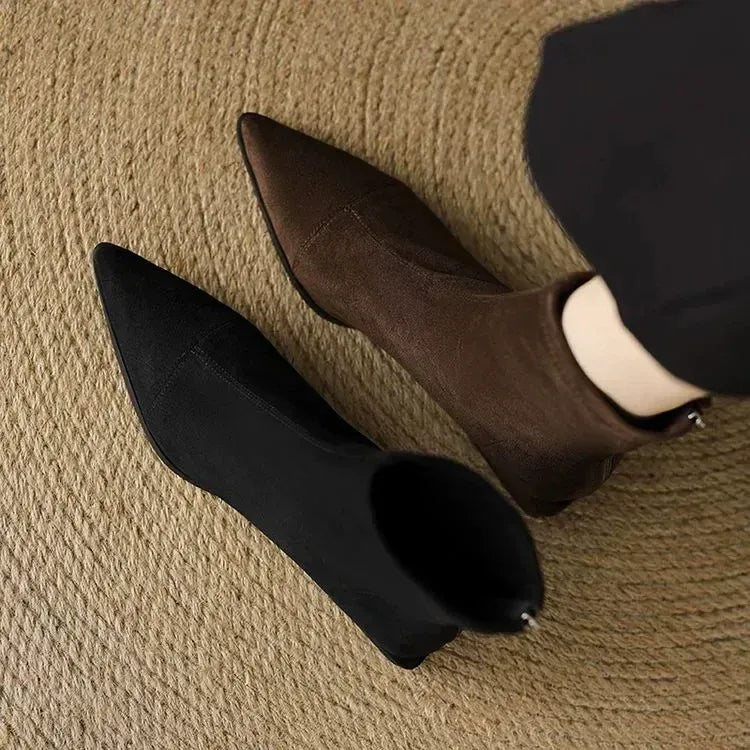 Delfina | Botines de Ante con Punta Fina y Tacón Bajo