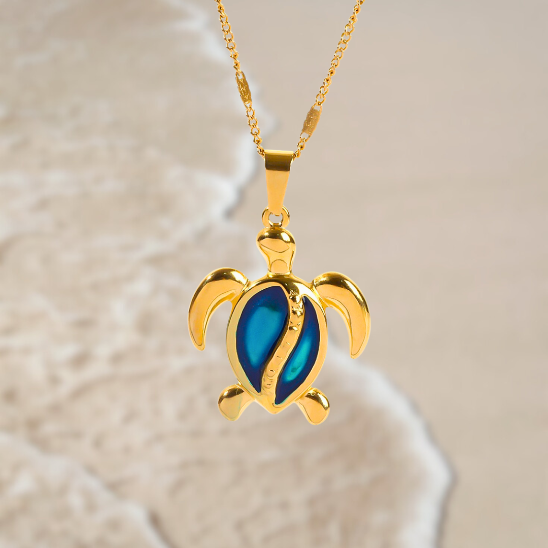 CHANTAL | Collier tortue dorée à opale bleue