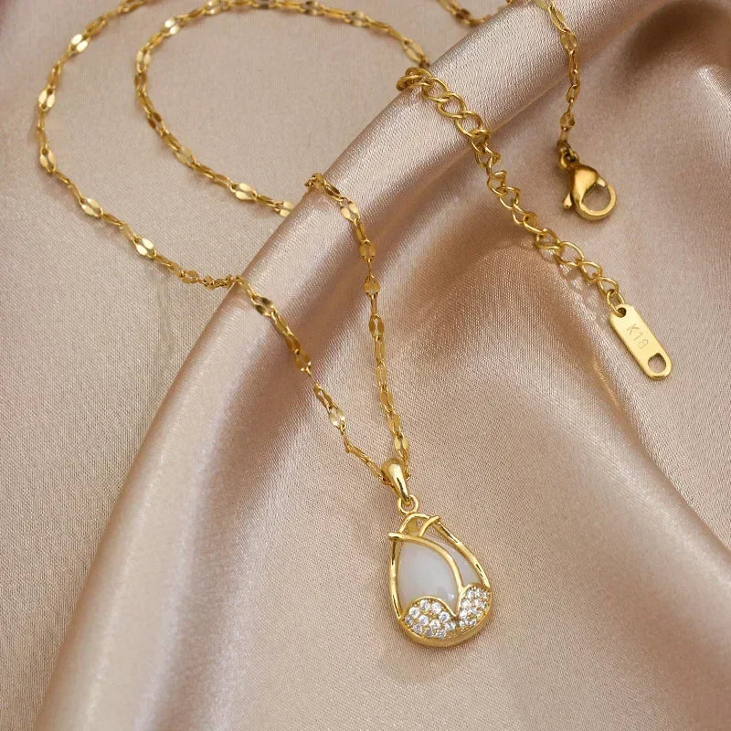ROSA | Collier pendentif élégant en cristal rose et doré
