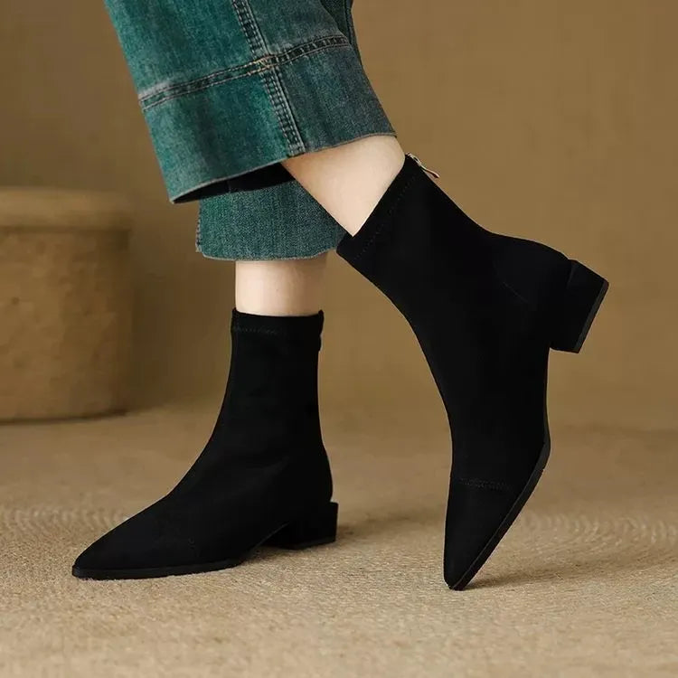 Delfina | Botines de Ante con Punta Fina y Tacón Bajo