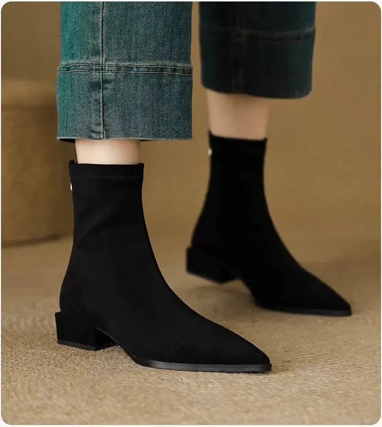 Delfina | Botines de Ante con Punta Fina y Tacón Bajo