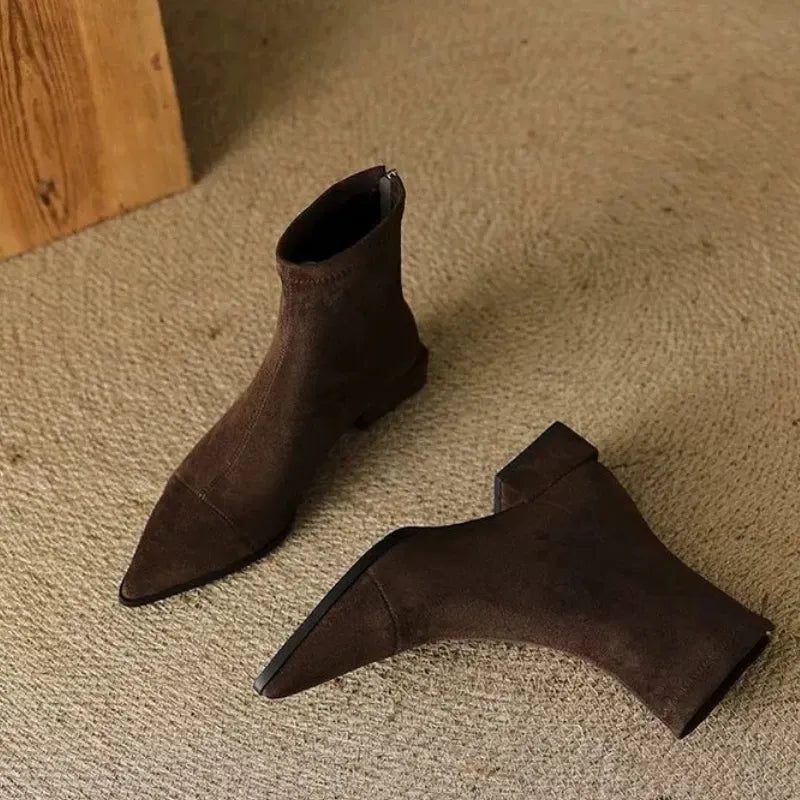 Delfina | Botines de Ante con Punta Fina y Tacón Bajo