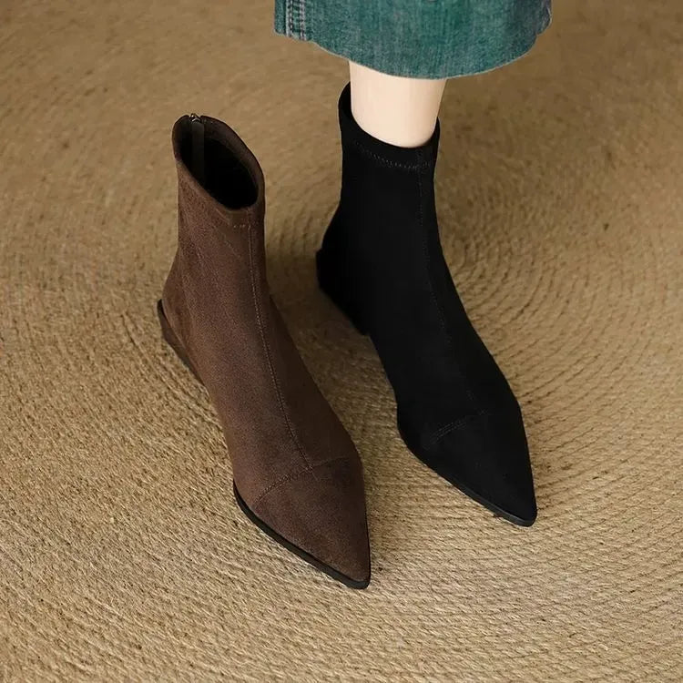 Delfina | Botines de Ante con Punta Fina y Tacón Bajo