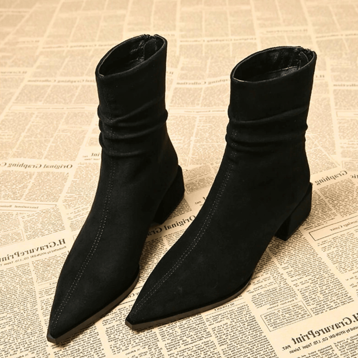 Natalia | Botines de Ante con Punta Fina y Tacón Bajo