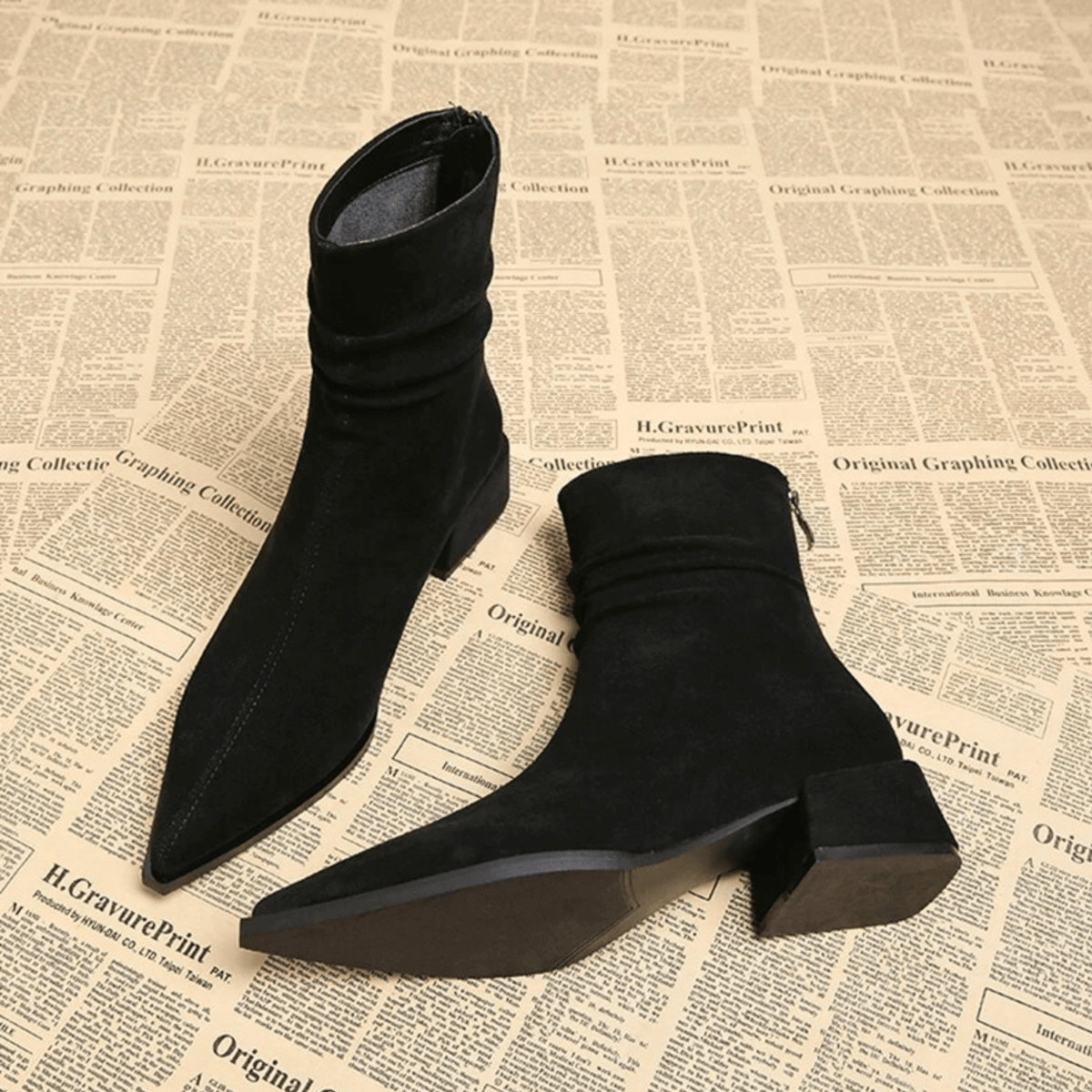 Natalia | Botines de Ante con Punta Fina y Tacón Bajo