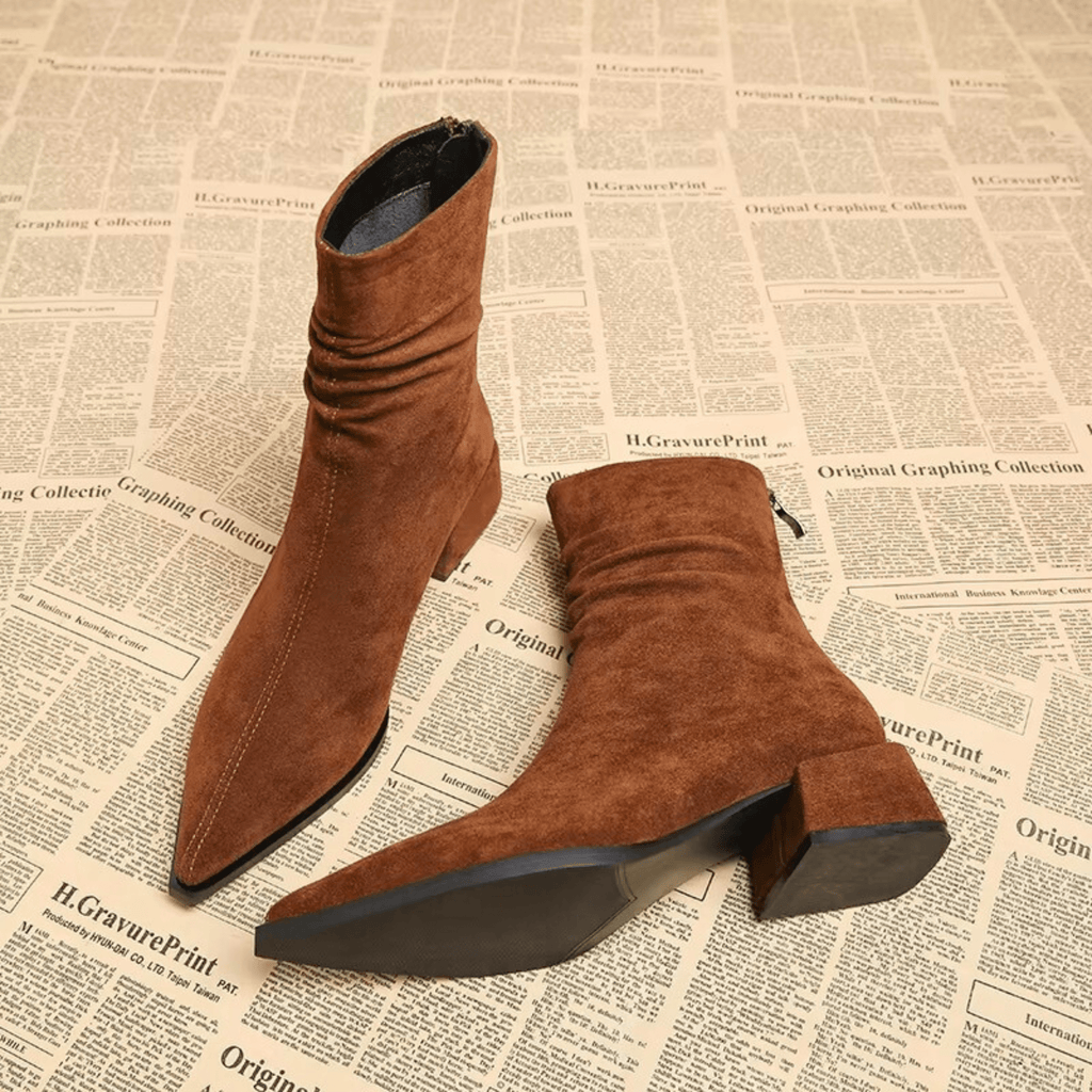 Natalia | Botines de Ante con Punta Fina y Tacón Bajo
